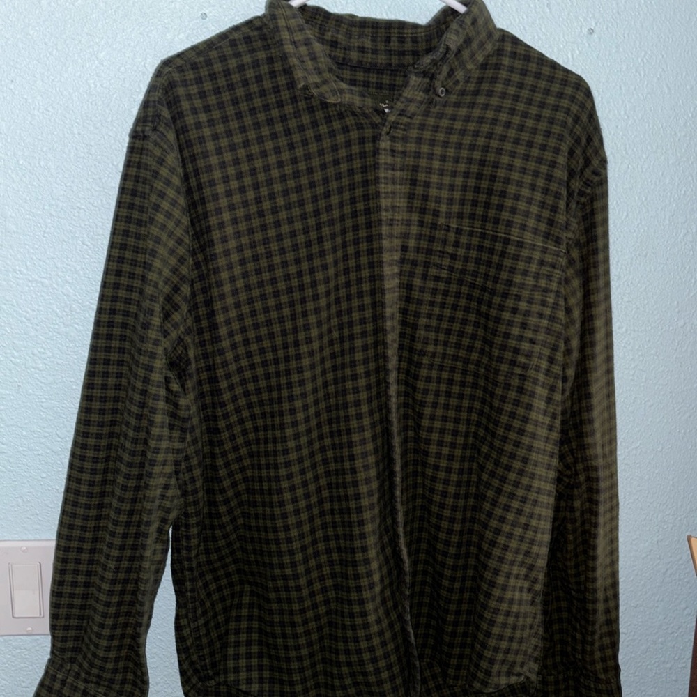 Eddie Bauer men’s relaxed fit flannel. Large. Green and navy